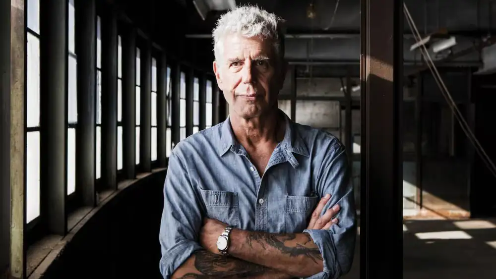 Kitchen Confidential, el libro de Anthony Bourdain que dos padres regalaron a sus hijos