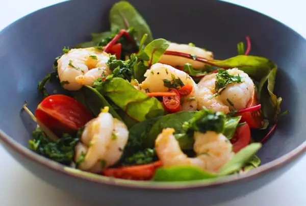 Ensalada de chimichurri y camarones
