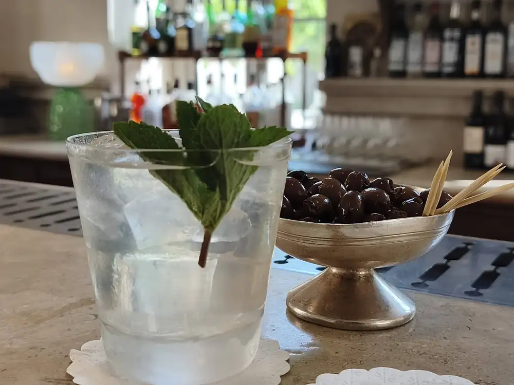 NICE — In the calm and understated atmosphere of the Hôtel du Couvent, nine cocktails to end the summer at the bar