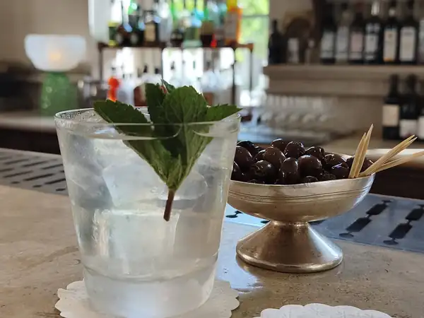 NIZA — En el ambiente tranquilo y discreto del Hôtel du Couvent, nueve cócteles para despedir el verano en el bar