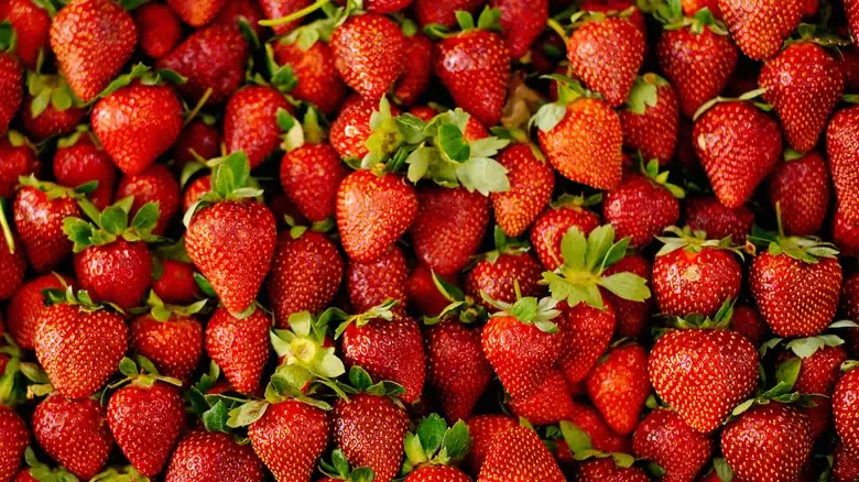 La forma más sencilla de quitar el tallo a las fresas, sin necesidad de cuchillo