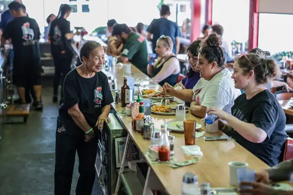 Los clientes habituales de Heart's Coffee Shop se despidieron con emoción de esta emblemática institución del Valle tras 47 años