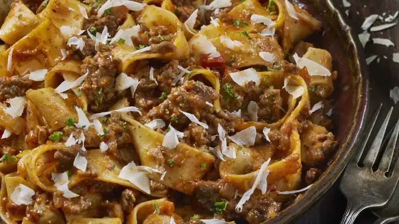The Pasta And Wine That Pair Perfectly With Bolognese Sauce