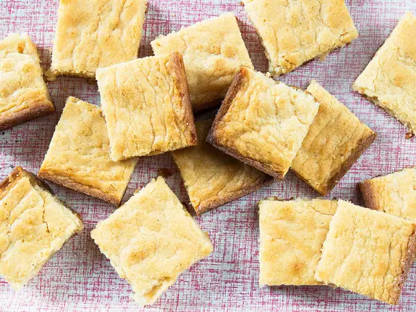 ¿Te encanta el coco? Hornea estas galletas en barra que son mejores que los macarrones.