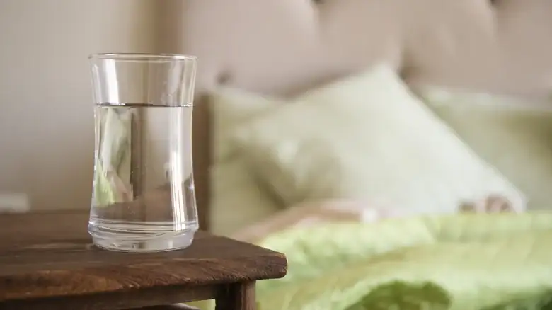 ¿De verdad deberías beber agua que ha estado fuera toda la noche?