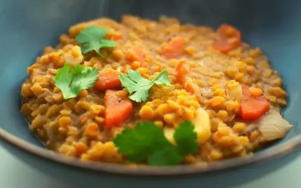 Curry cremoso de lentejas rojas con coco