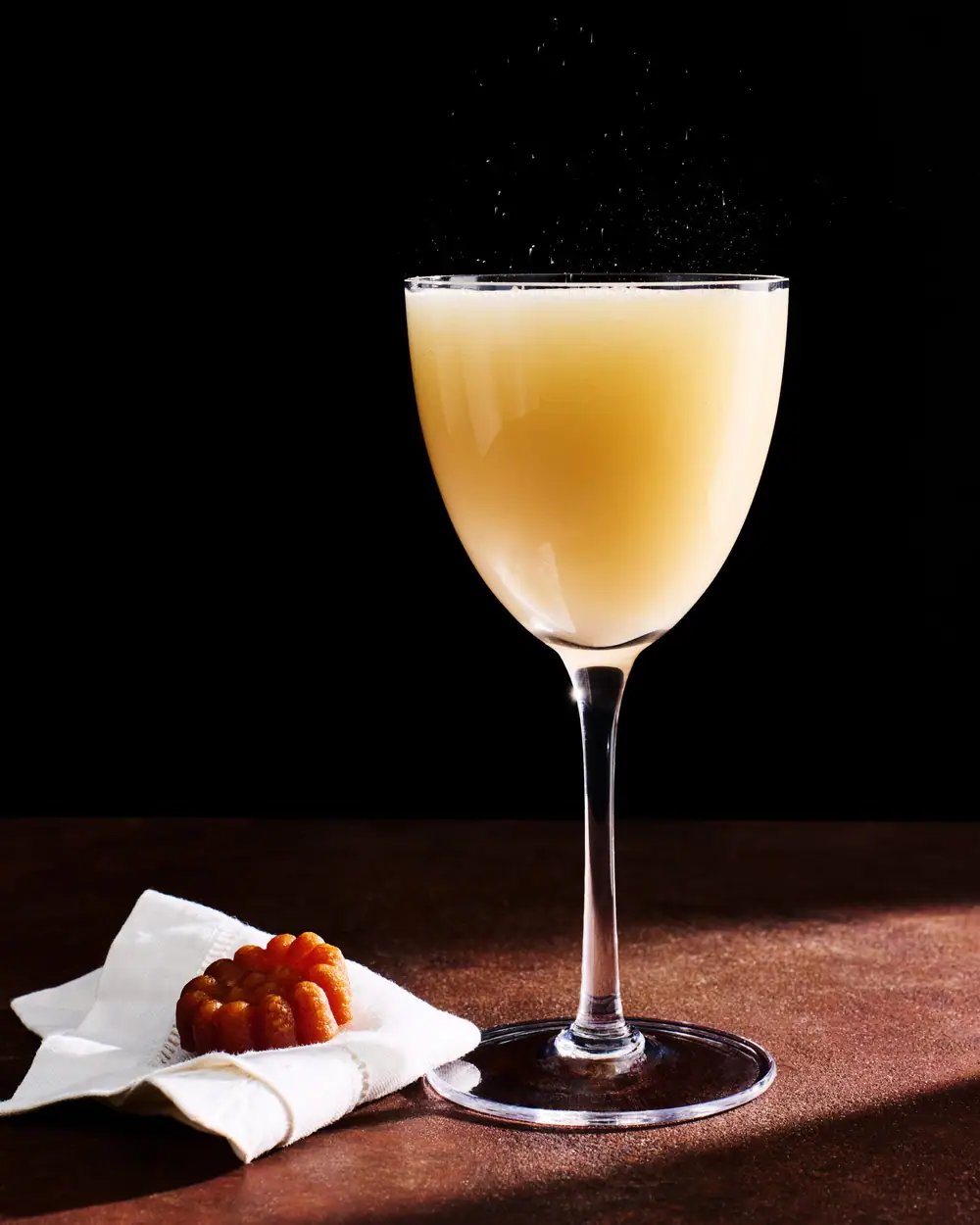 Cóctel French 75 de miel y jengibre