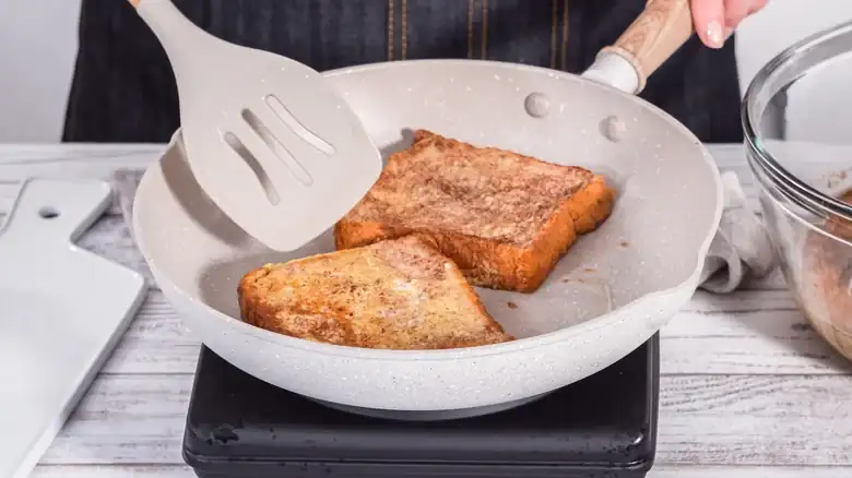 Al preparar tostadas francesas, ¿se debe usar aceite o mantequilla?