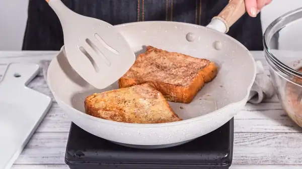 Al preparar tostadas francesas, ¿se debe usar aceite o mantequilla?