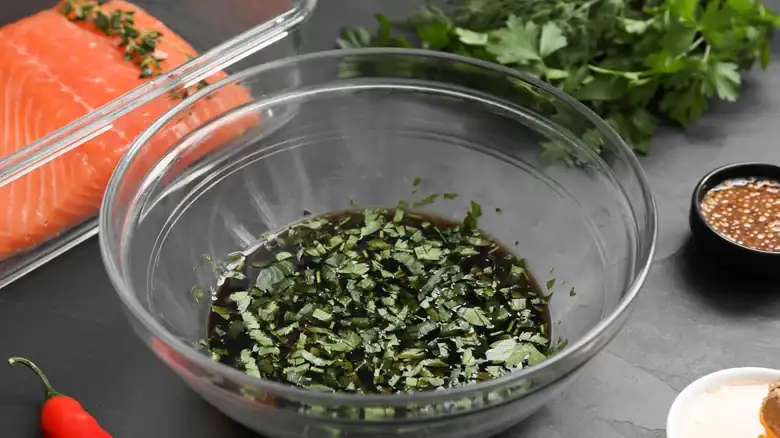 Cuándo usar un aceite o un ácido para la mejor base de marinada