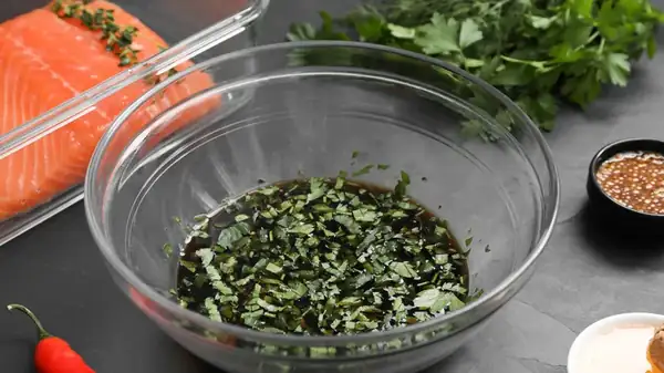 Cuándo usar un aceite o un ácido para la mejor base de marinada