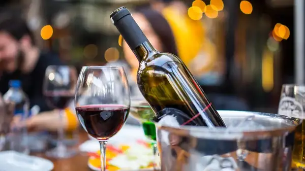 La refrigeración puede realzar los vinos tintos (pero hay un inconveniente)
