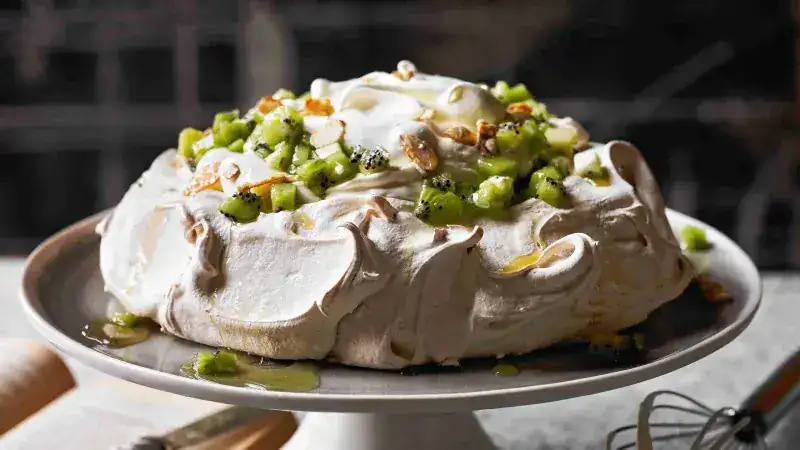 Pavlova with elderberry syrup and kiwi