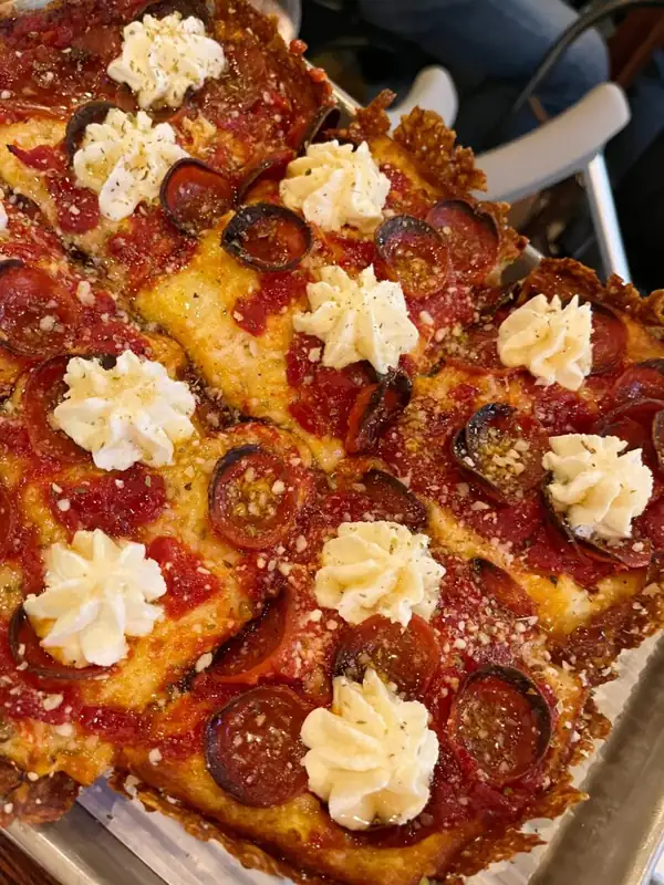 Black Pony Pizza abre sus puertas en Short North con un menú rotativo al estilo de Detroit