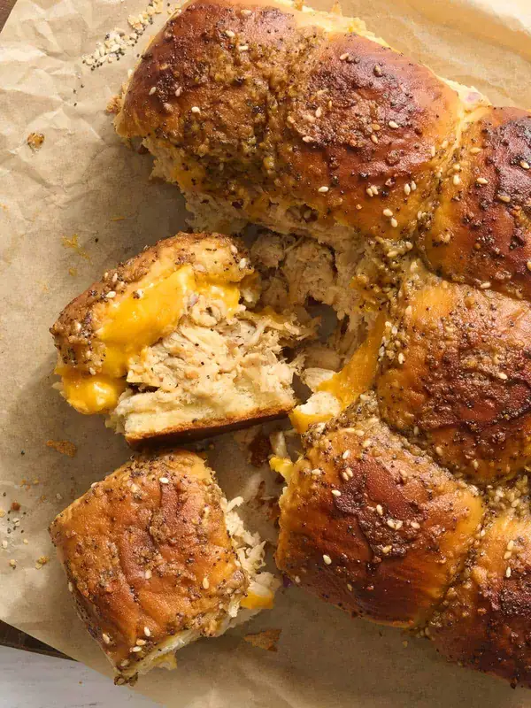 Alimenta a un grupo grande con estos mini sándwiches de pollo al horno fáciles de preparar