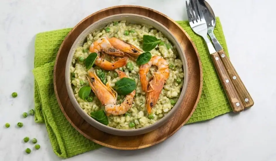 Risotto con guisantes, valeriana y gambas