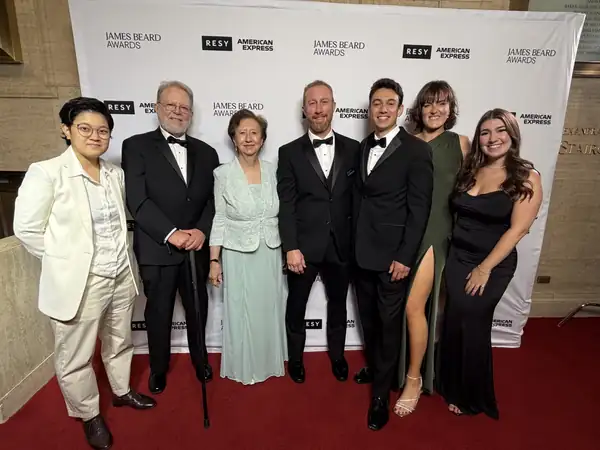El chef Evan Hennessey, del restaurante Stages, fue nombrado Mejor Chef del Noreste por la Fundación James Beard