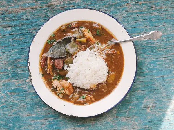 Comer en la calle: Una tradición de Nueva Orleans: el gumbo para el desayuno.
