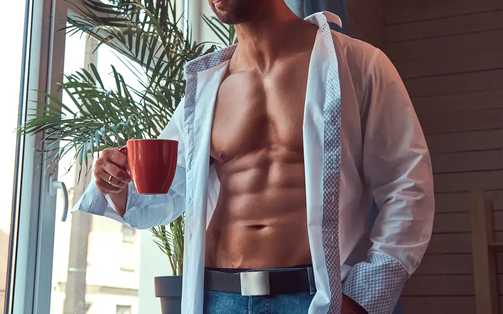 ¿Podría estar relacionado el consumo diario de café con una menor cantidad de grasa corporal y un mayor desarrollo muscular?
