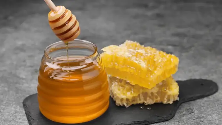 How To Use A Honey Dipper