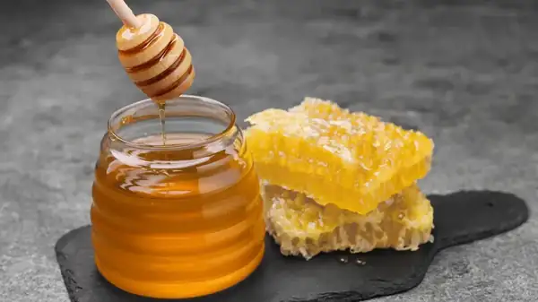 How To Use A Honey Dipper
