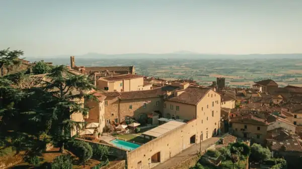 En la Toscana hay un monasterio del siglo XV con un hotel, dos restaurantes y una terraza panorámica