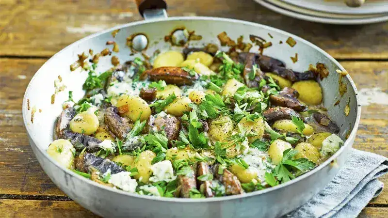 Toasted gnocchi with mushrooms and blue cheese