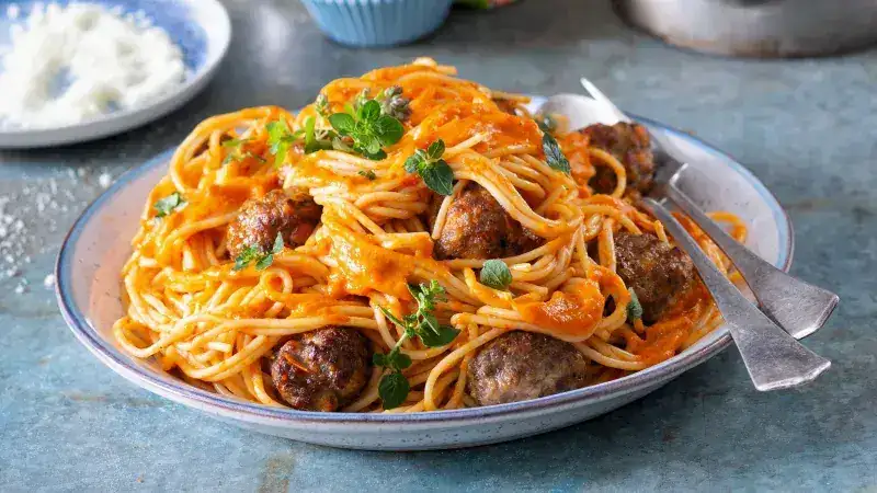 Meatballs with spaghetti and tomato-pepper sauce