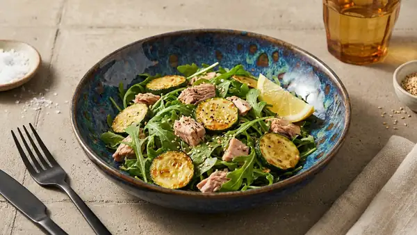 Quick zucchini and tuna salad with arugula and sesame seeds
