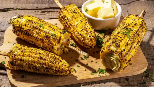 El sencillo secreto que le da más sabor al maíz en mazorca