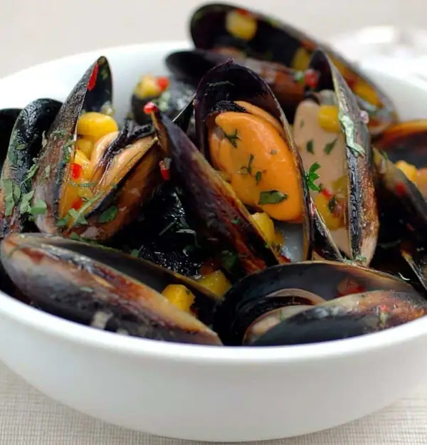 Mejillones al vapor con salsa de mango y cilantro