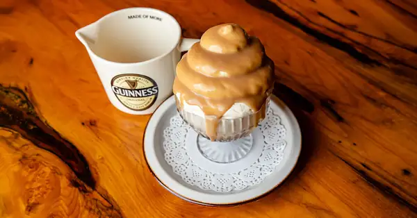 Cómo prepara Soso's su imponente helado Sundae con cerveza Guinness