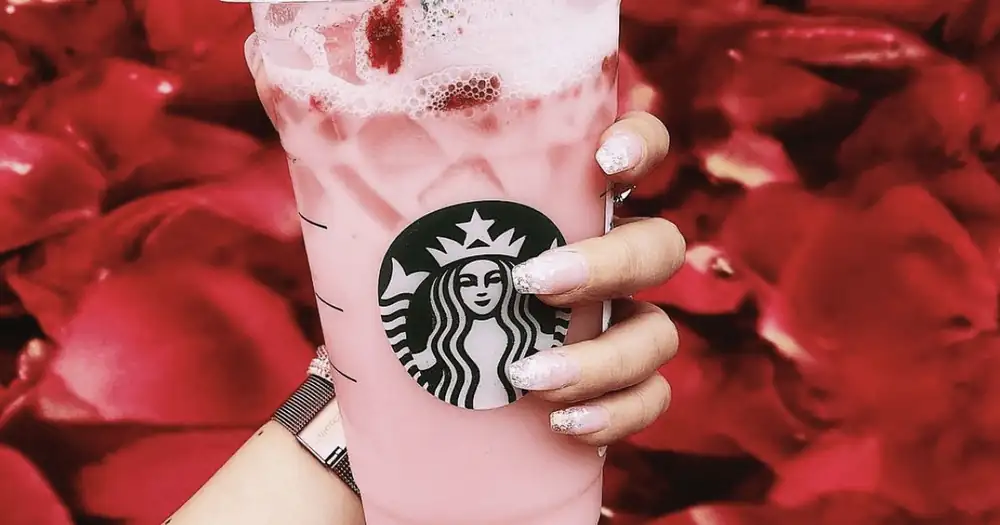 Dos vertidos y una mezcla hacen esta bebida rosa de arándano y coco