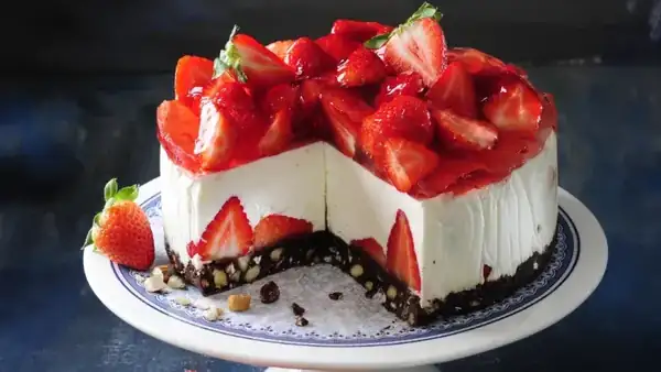No-bake cheesecake with strawberries