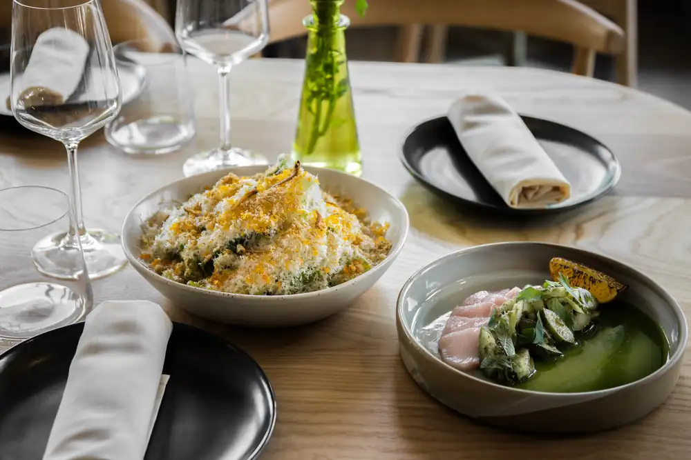 Un bar de vinos coreano-estadounidense abre sus puertas en South First con pollo frito, galbi y caviar