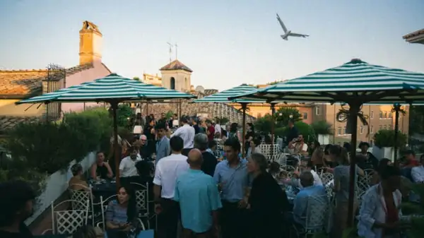 In Rome, above the rooftops of Via Giulia, there is a new terrace inspired by the Italian summers of the 1950s