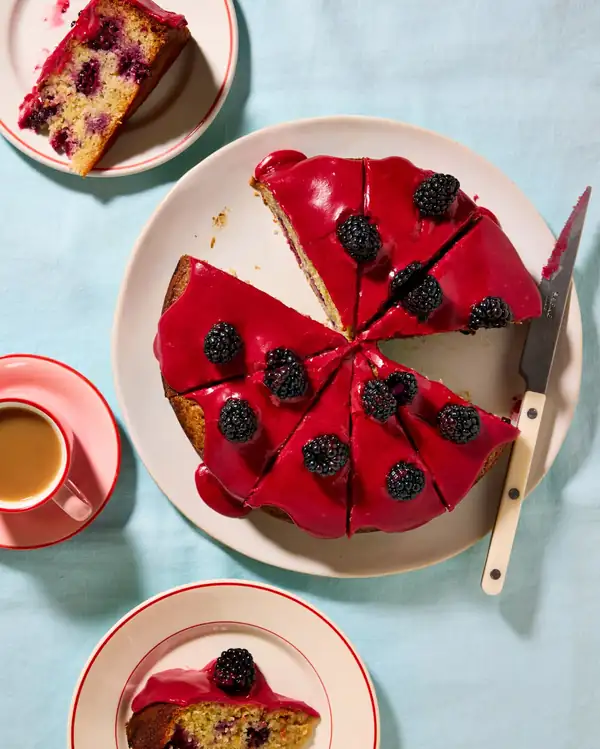 Receta de Meera Sodha para pastel de moras y almendras