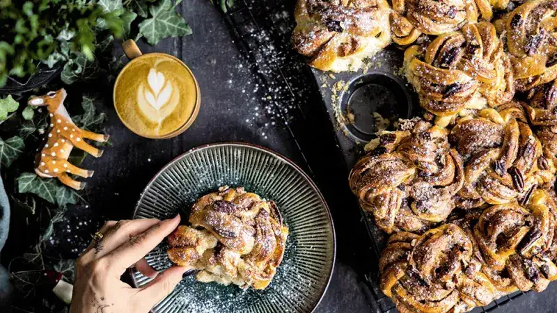 Kanelbullar de Markéta Pavlej como árbol de Navidad