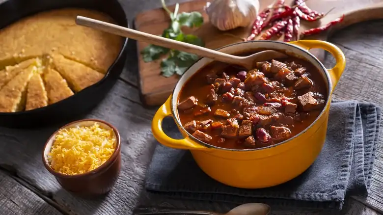 El sencillo ingrediente que espesa el chili aguado en segundos