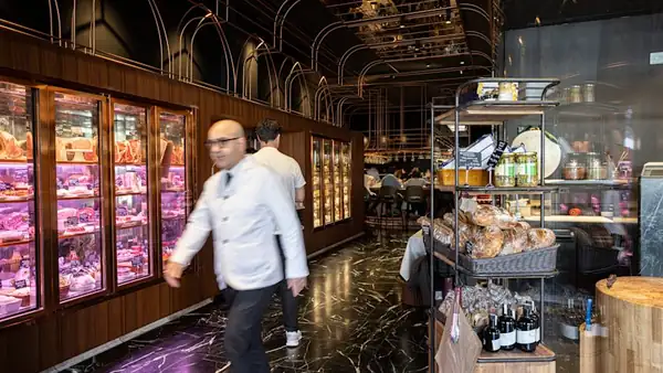 Una de las tiendas más elegantes de Melbourne resulta ser también un restaurante de carnes excepcional