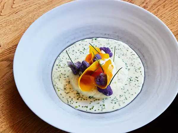 Poached egg with cauliflower, chive cream