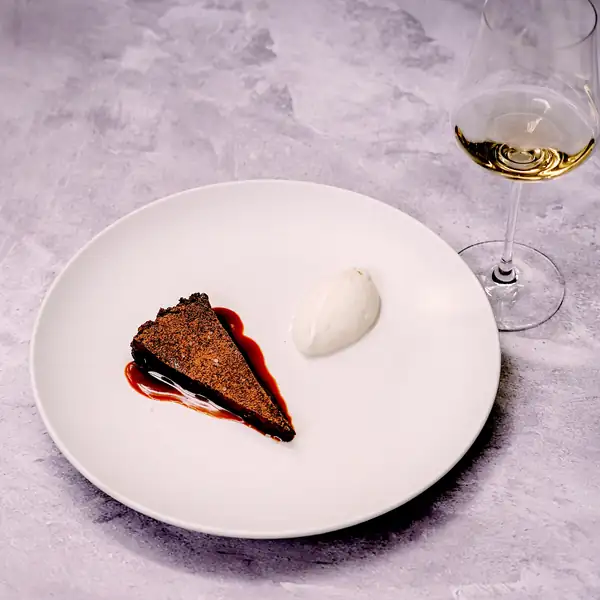Chocolate cake. Ángel de Sousa at Clara