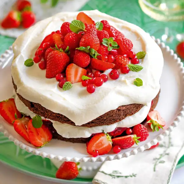 Chocolate cake with ricotta cream and red berries