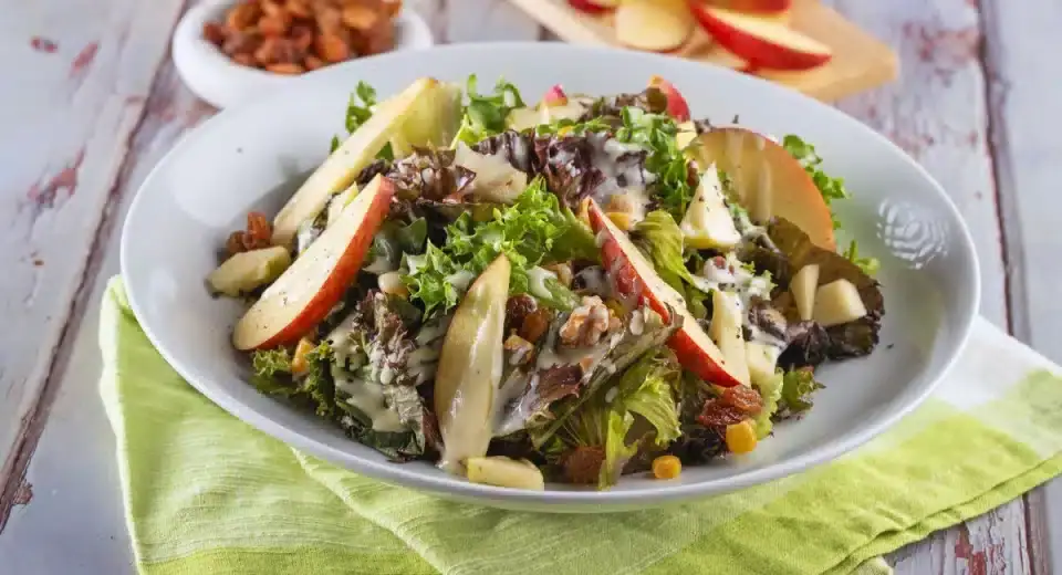 Ensalada de frutas y frutos secos con especias de curry
