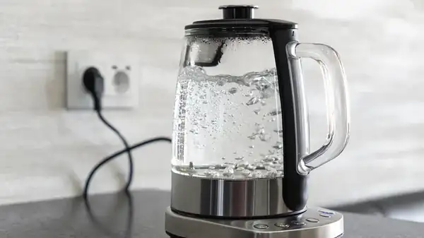 Vierta agua hirviendo sobre el pollo para obtener una piel súper crujiente