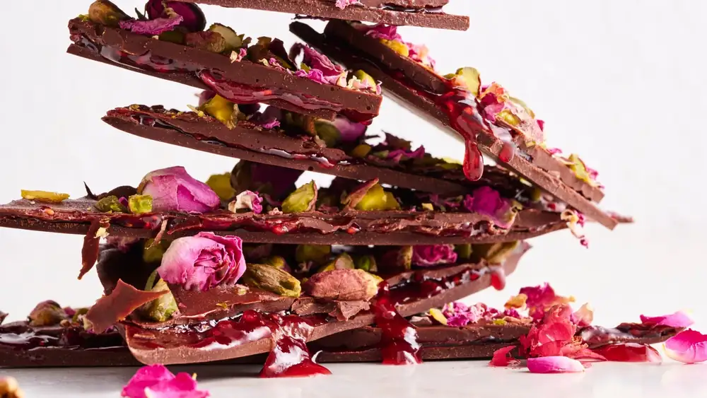 Chocolate negro con capas de rosa y fresa