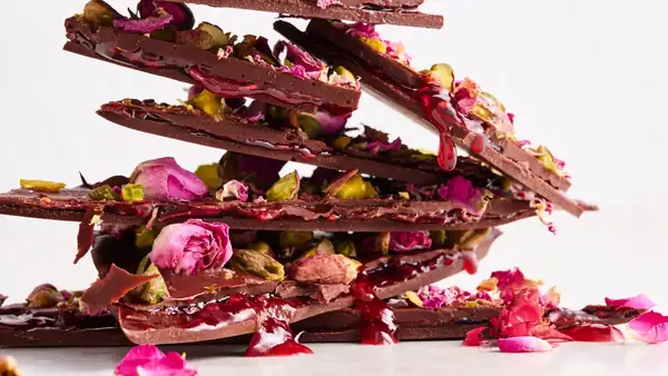Chocolate negro con capas de rosa y fresa
