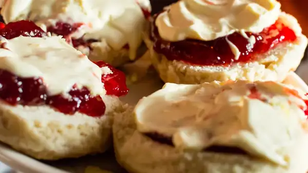 What makes English curdled cream so velvety?