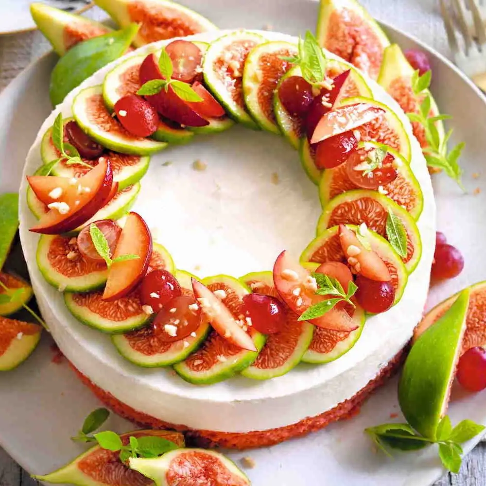 Cheesecake with figs and rosé grapes