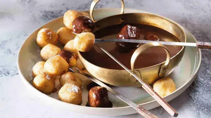 Cheese dumplings à la fondue